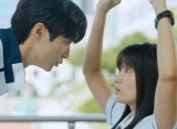 Gestur Tangan Byeon Woo Seok saat Cium Bibir Kim Hye Yoon di 'Lovely Runner' Curi Fokus