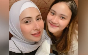 Klarifikasi Putri Cantik Ferry Maryadi Usai Dikira Tak Nyaman Dipeluk Deswita Maharani Sang Ibu Tiri