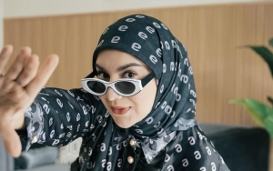 Irish Bella Pancarkan Pesona Elegan dengan Style Hijab Berbeda