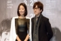 Jeon Hye Jin Sampai Dipapah Sang Putra Kala Antar Lee Sun Kyun ke Peristirahatan Terakhir