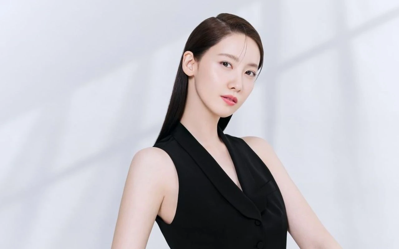 Serba Hitam Dengan Midi Coat, Penampilan Yoona SNSD Bak CEO di Acara Perhiasan Tuai Sorotan