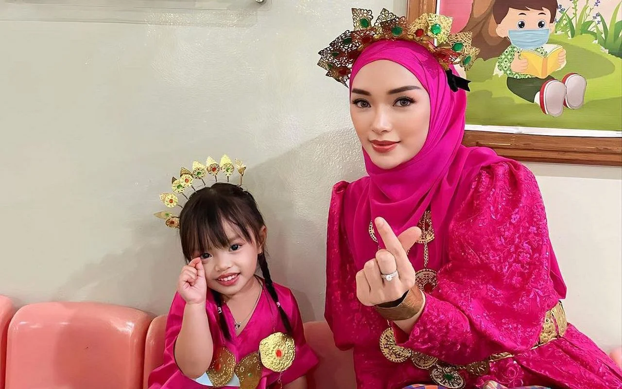 Zaskia Gotik Bahagia Impian Temani Anak Fashion Show Jadi Nyata
