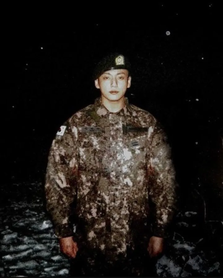 Jungkook BTS Tampil Lebih Kekar Berseragam Tentara di Jepretan Kamera sang Kakak