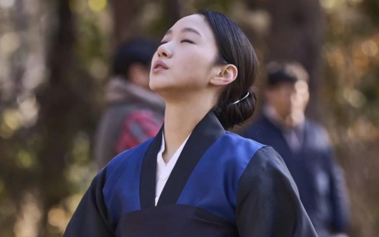 Tato yang Penuhi Wajah Kim Go Eun di 'Exhuma' Jadi Perbincangan