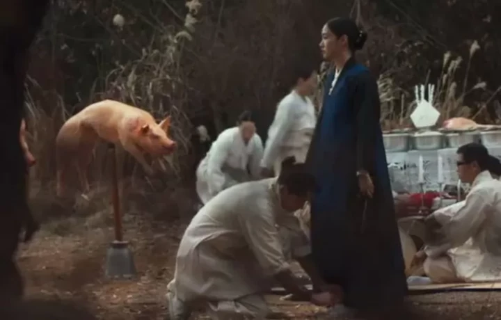 Film Kim Go Eun \'Exhuma\' Dicurigai Lakukan Kekerasan pada Hewan