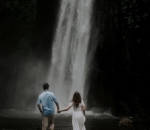 Saling Menggengam di Depan Derasnya Air Terjun