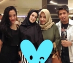 Akur Bareng Mantan Suami Ditemani Anak
