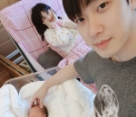 Tak Lupa Min Hwan Mengabadikan Momen Keluarga Kecilnya