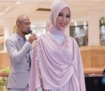 2. Chacha Frederica Tersenyum Cantik dengan Busana Warna Pastel 