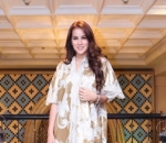 5. Olla Ramlan Anggun dengan Kaftan 
