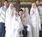 8. Dian Pelangi Gunakan Rancangan Sang Ibu