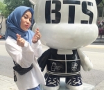Pose di Depan Patung Boneka BTS 