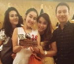 3. Diapit Sepupu dan Adik