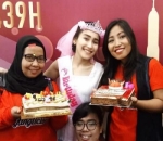 7. Ayu Ting Ting Ajak Fans Foto Bareng 