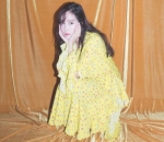 Jessica Berseri dengan Gaun Floral Kuning