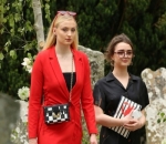 Sophie Turner dan Maisie Williams