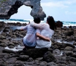  7. Bersama Sahabat, Berpelukan di Atas Batu-Batu Pantai
