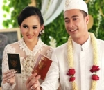 1. Bahagia Pamer Buku Nikah 