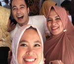 5. Wajah Ganteng Reza Jadi Rebutan 
