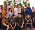 6. Eza dan Meiza Dikelilingi Para Sahabat 