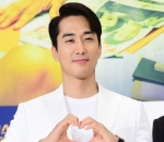 Song Seung Heon Tampak Ceria di Jumpa Pers