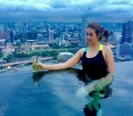 Patricia Asyik Berendam dengan Pemandangan Kota