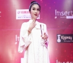 Sandra Dewi, Simpel Pakai Dress Putih