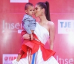 Mikaila Patritz, Cantik Elegan Pakai Midi Dress Bermotif