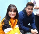 Duduk Sebelahan, Hilda Vitria dan Billy Syahputra Kompak Senyum ke Arah Kamera