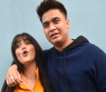 Cuek dengan Gosip, Billy Syahputra Mesra Rangkul Hilda Vitria Saat Wawancara