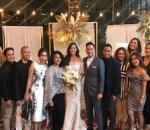 Monita Tahalea dan Bayu Risa Berfoto Bersama Para Sahabat