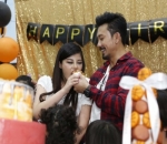 Potongan Kue Pertama Denny Sumargo untuk Dita Soedarjo