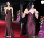 Jooyeon Agak Kesulitan dengan Gaun Terbuka