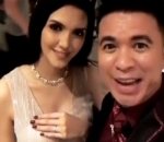 Alexa Key Bersama Pembawa Acara di Pernikahannya