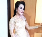 Penampilan memukau Rita Tila dengan gaun berhiaskan brokat saat mengisi sebuah acara