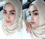 Biasa tampil full make-up, Rita Tila masih terlihat cantik saat memakai riasan natural