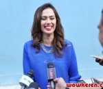 Catherine Wilson tampil cantik mengenakan busana biru