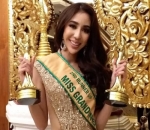 Nadia Purwoko menjadi juara tiga dan menerima gelar Miss Social Media