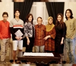 Maia Estianty juga dikenal dekat dengan kedua orangtuanya