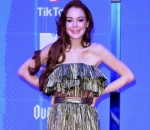 Lindsay Lohan Kenakan Gaun Mini Metalik