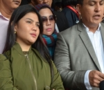 Bertemu dengan Para Wartawan untuk Menjelaskan Masalahnya dengan Dewi Persik