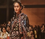 Cantik Banget, Begini Aksi Paula Verhoeven di Atas Catwalk