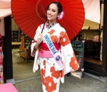 Saat di Jepang, Vania Herlambang mencoba memakai Kimono