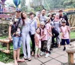 Angel Lelga berlibur dengan keluarga Vicky Prasetyo di Taman Bermain