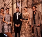 Nampak Serasi, Lolita Agustine Gandeng Tangan Beno saat Foto Bersama Tamu Undangan
