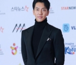 Lee Seung Gi Sangat Tampan di Red Carpet Asia Artist Awards 2018