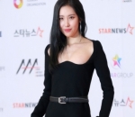 Sunmi Tampil Seksi dengan Gaun yang Cukup Terbuka