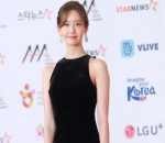Yoona Kenakan Gaun Hitam Polos
