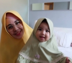Cyla Cantik Berhijab Sama Seperti Sang Ibu