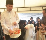 Emil Dardak Menaburkan Bunga di Atas Makam Sang Adik